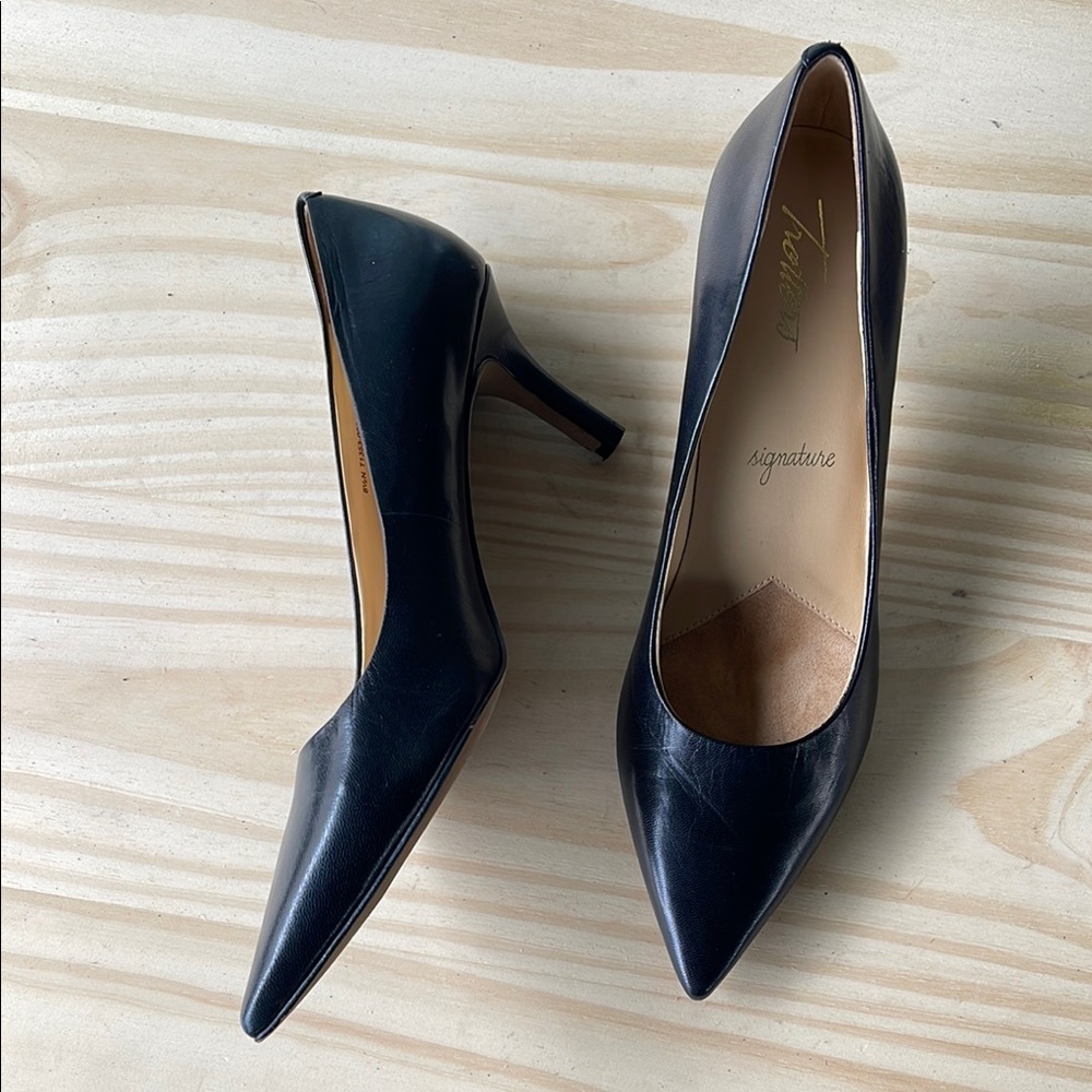 Trotters Black Heels Classic Pointed-Toe Pumps - Picture 12 of 16